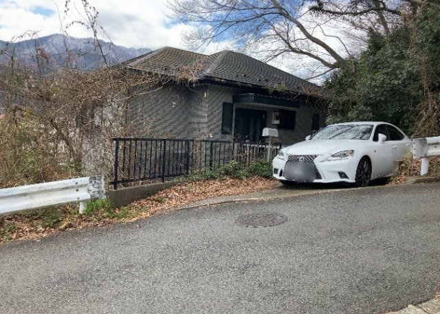 住宅用の土地では前面道路に2m以上接していなければならないと法律で定められています。しかし、お持ちの車のサイズやライフスタイルなどにより、2mでは利便が悪い場合もございますので、事前に確認しましょう。