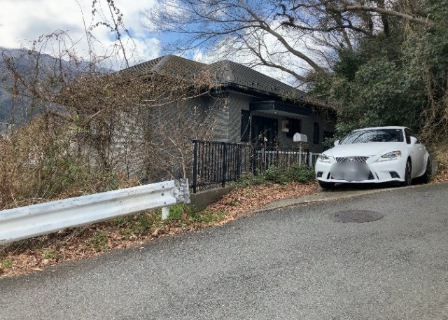 道幅が広い場所は日当たりや風通が良好です。幅が広いのですれ違いも可能ですし大きな車でも駐車可能！一方で、大型車が通ることも多くなるため交通量の増加により騒音に繋がります。また土地の値段が高くなります。