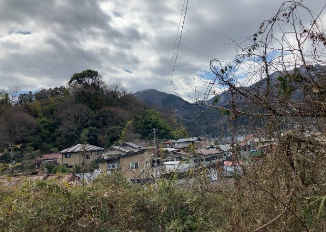 眺望を気にして物件を探す場合、前面に建物が建っていないか現地で確認しましょう！前面に建物があると景色はもちろん、日当たりや風通しにも影響が出てきます。住んだ時のことを想像しながら現地見学をしましょう。