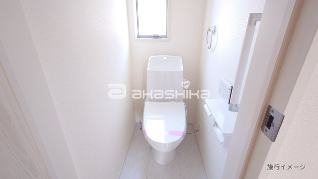 施工例：スッキリとしたデザインのトイレは見た目だけでなく、お手入れもしやすくて清潔な空間を保てます。