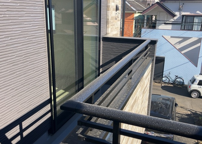 バルコニーは、室外の専用スペースのうち、「屋根がなく開放された空間」であるものを指します。ベランダより広いタイプのものが多く、日当たりもよいため家庭菜園などを楽しみたい人にとって適した環境となります。