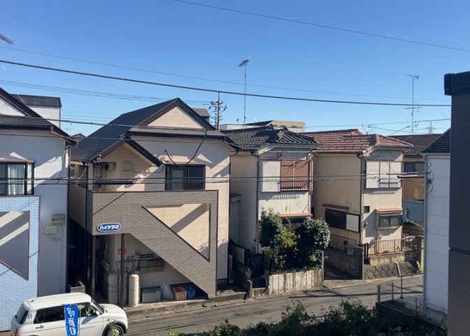 眺望を気にして物件を探す場合、前面に建物が建っていないか現地で確認しましょう！前面に建物があると景色はもちろん、日当たりや風通しにも影響が出てきます。住んだ時のことを想像しながら現地見学をしましょう。