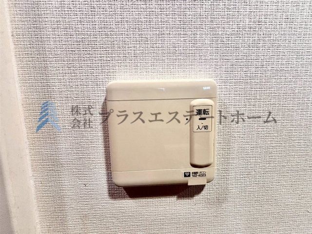 床暖房♪部屋全体を均一に暖められ、空気が乾燥しにくく、足元から温まる事で室温以上に暖かさを感じやすい