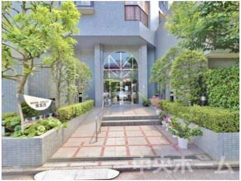 【エントランス】マンションのエントランスは、その物件の印象を決める、顔とも言える場所です。毎日通る場所ですからきれいなのが一番です。エントランス内はオートロックですので暮らしの安全も確保されています。