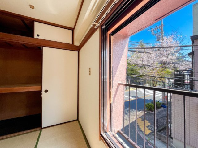 ぽかぽかと暖かい陽の入る和室からは、美しい桜の木を望みます。（4月撮影）