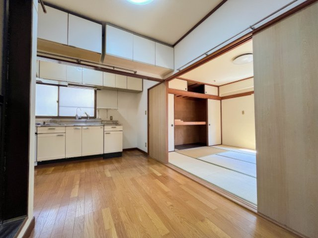 ダイニングキッチン。上部に吊り戸がついておりストック品や書類などまとめて収納可能です。
