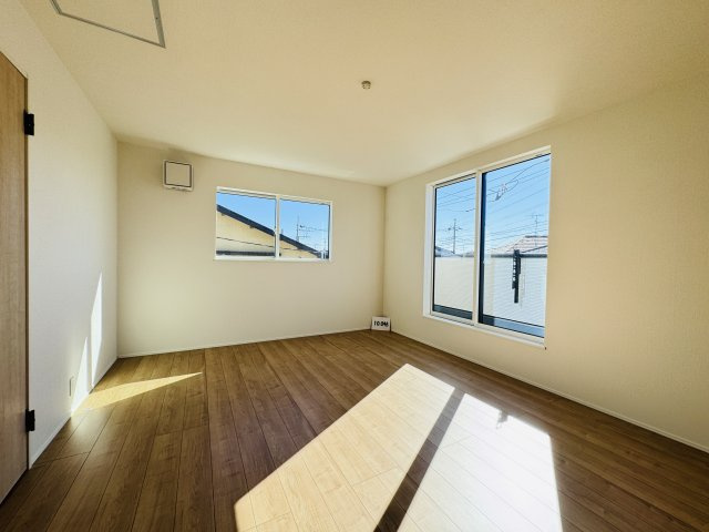 10帖寝室・南側バルコニー前の明るいお部屋です♪