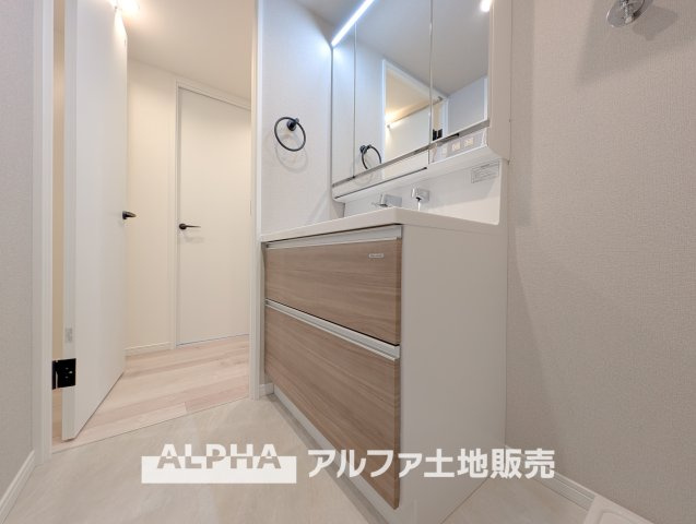 【Laundry　space】　◆ランドリースペース◆広々した空間で雨の日でも十分に洗濯物を乾かすことが出来ます。バスルームには浴室換気乾燥機も付いているので重宝しますね。