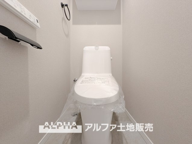 【Warm　water　flush　toilet】　◆温水洗浄便座付きトイレ◆お掃除も楽々。快適に過ごすためには今や欠かせない設備の一つです。壁掛けリモコンで使いやすくいつでも清潔に保てます。