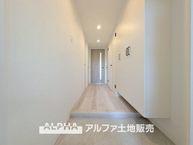 【Welcome　Space】　◆玄関◆帰宅時にほっとできる、穏やかな空気感の玄関。整った空間が日々の切り替えを自然にサポートし、来客時にも好印象を与えます。