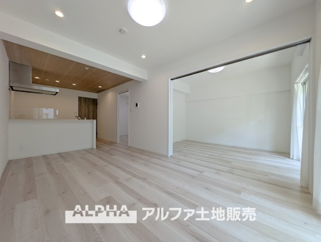 【A　cozy　space】◆余白のある暮らし◆　人を招いても、ひとりで過ごしても心地よい住空間。　温もりを感じるこの場所が、暮らしの輪郭をやさしく描いていく。