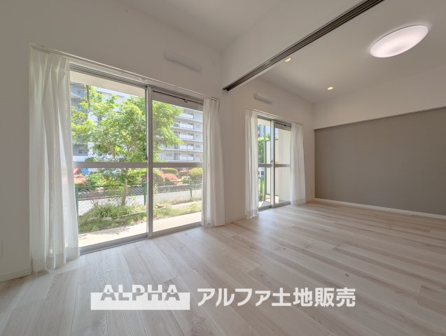【Calm　Days】　◆穏やかな日常へ◆　やわらかな光に包まれた空間が、忙しさを静かにほどいていく。ここで重ねる時間が、暮らしの輪郭を少しずつ整えていく。