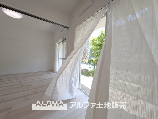 【Warm　Light】　◆ぬくもりに満ちた場所◆　差し込む陽だまりが、心の奥までやさしく照らす。過ごすほどに、この場所が帰りたくなる存在へと変わっていく。