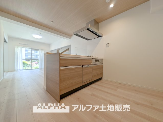 【Happy　circle　Kitchen】　◆団欒キッチン◆キッチンからは家族の団欒が飛び交い明るい陽射しを浴びながらの朝食は楽しく素敵な時を奏でる空間。