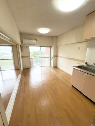 バルコニーに面しているため、奥行感じるLDK♪オープンキッチンで開放感のある住空間です。