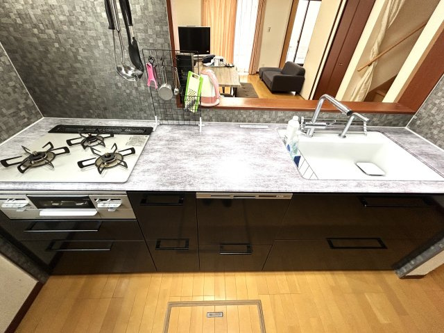 キッチン全体です。クリスタルカウンター使用ですので、とてもきれいです。