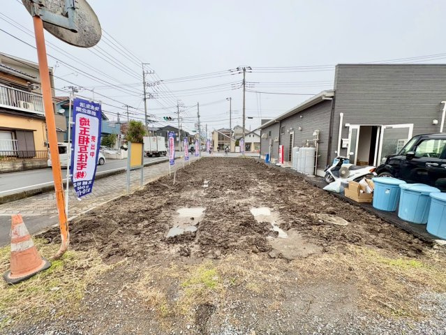 東武スカイツリーライン「せんげん台」駅徒歩16分！急行停車駅の為、通勤・通学に便利です！三方角地で陽当り良好！前面道路が広く並列駐車の計画も可能！お気軽にお問合せ下さい！