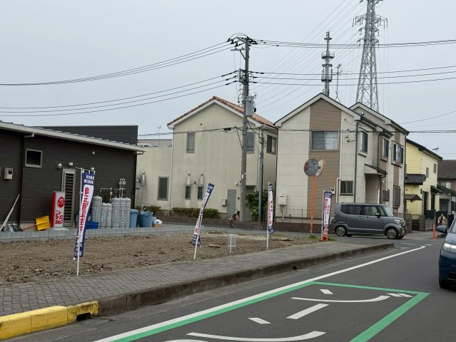 東武スカイツリーライン「せんげん台」駅徒歩16分！急行停車駅の為、通勤・通学に便利です！三方角地で陽当り良好！前面道路が広く並列駐車の計画も可能！お気軽にお問合せ下さい！