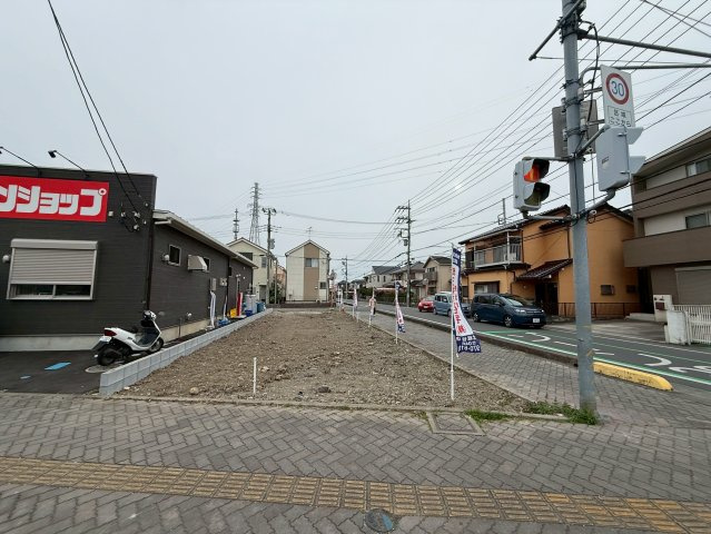 東武スカイツリーライン「せんげん台」駅徒歩16分！急行停車駅の為、通勤・通学に便利です！三方角地で陽当り良好！前面道路が広く並列駐車の計画も可能！お気軽にお問合せ下さい！