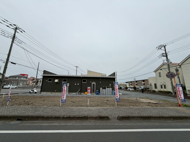 東武スカイツリーライン「せんげん台」駅徒歩16分！急行停車駅の為、通勤・通学に便利です！三方角地で陽当り良好！前面道路が広く並列駐車の計画も可能！お気軽にお問合せ下さい！
