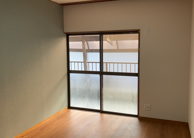 寝室でゆっくりと過ごすためにはベッド周りの適度な空間を担保することや窓の位置、照明の明るさ、寝室の広さなどを考える必要があります。自身や家族の構成とライフスタイルに併せて寝室にする部屋を選びましょう！