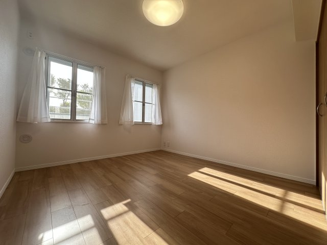 開き戸の居室は主寝室や子ども部屋など、ライフスタイルに合わせて柔軟にお使いいただけます。