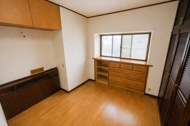 二階のDKに隣接する約4帖のお部屋は、コンパクトながら収納家具や棚が備え付けられており、効率よく空間を活用できるのが魅力です。書斎や趣味部屋としても使いやすく生活の幅が広がる便利なスペースです。