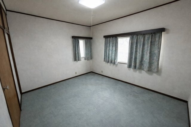 二面採光で明るさのある洋室は、広さもゆとりがあり主寝室にもおすすめ。シンプルな内装で家具配置もしやすく、落ち着いたプライベート空間として快適にお使いいただけます。ゆったりとした時間を過ごせます。