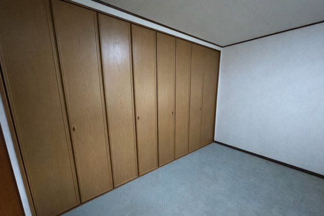 壁一面に設けられた大容量クローゼットが魅力。衣類や荷物をたっぷり収納でき、お部屋をすっきり保てます。収納力の高さで生活感を抑え、快適な居住空間を実現します。整理整頓もしやすく便利です。