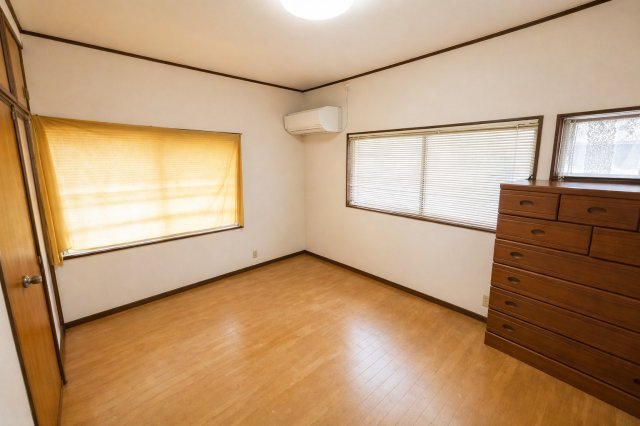 二面採光で明るさを確保した洋室は心地よい光が差し込み開放感のある空間。エアコンも設置されており季節を問わず快適にお使いいただけます。家具配置もしやすい間取りで主寝室や子ども部屋としても使いやすい一室。