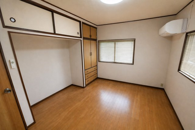 フローリング仕様で明るく清潔感のある洋室。収納スペースも備わっており、お部屋をすっきりとお使いいただけます。窓からの採光もあり、居室としてはもちろん書斎や子供部屋としても活用できる使い勝手の良い空間。