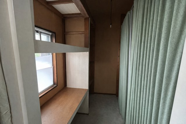 ウォークインクローゼットとして使える収納スペースです。棚やハンガーパイプが設けられており、衣類はもちろん季節物や大きなお荷物も収納可能。窓付きで換気もしやすく、湿気対策もされた使い勝手の良い空間です。
