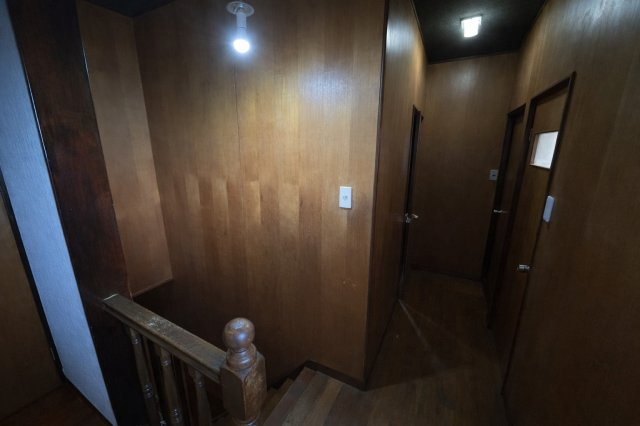 二階中央に位置する廊下で、各居室へスムーズに行き来できる使い勝手の良い動線が魅力です。落ち着いた木目調の内装が空間に温かみを与え、住まい全体に統一感をもたらしています。