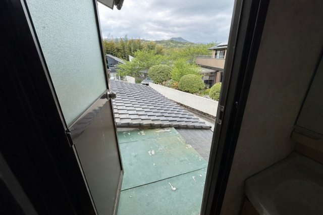 二階の扉から外気を取り込めるため、風通しの良い空間です。自然の風を感じながら室内の空気を入れ替えることができ、湿気対策にも効果的です。開放感があり、快適にお過ごしいただけます。