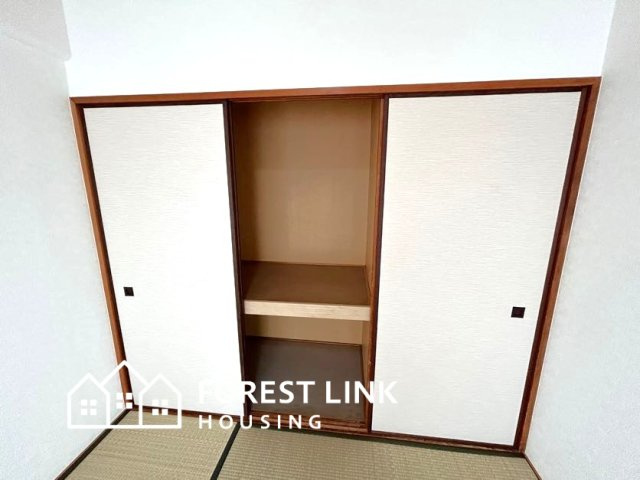 大きな押し入れ収納になっています。
