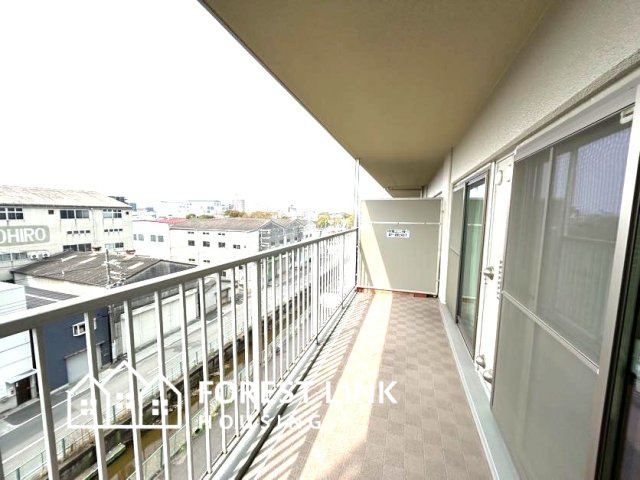 穏やかな午後の陽ざしを感じられる西向きバルコニーです。