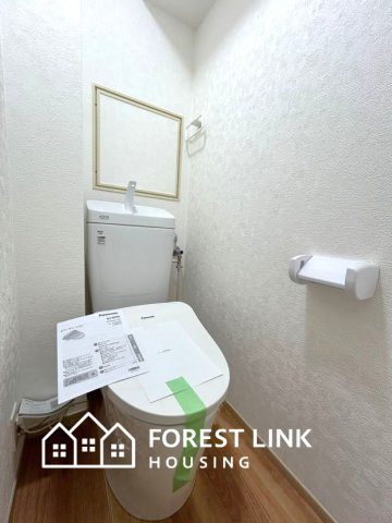 白を基調とした清潔感のあるトイレ空間。ウォシュレット・手洗い付きで機能性も高いです。