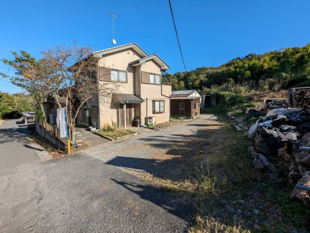 緑に囲まれた環境に映える、穏やかな佇まいの住まいです。