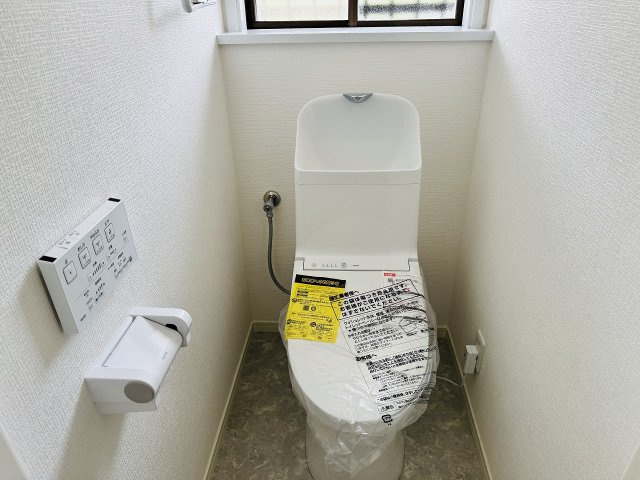 ～新規交換済、暖房温水洗浄機能付きトイレ　冬場は特に嬉しい機能ですね～