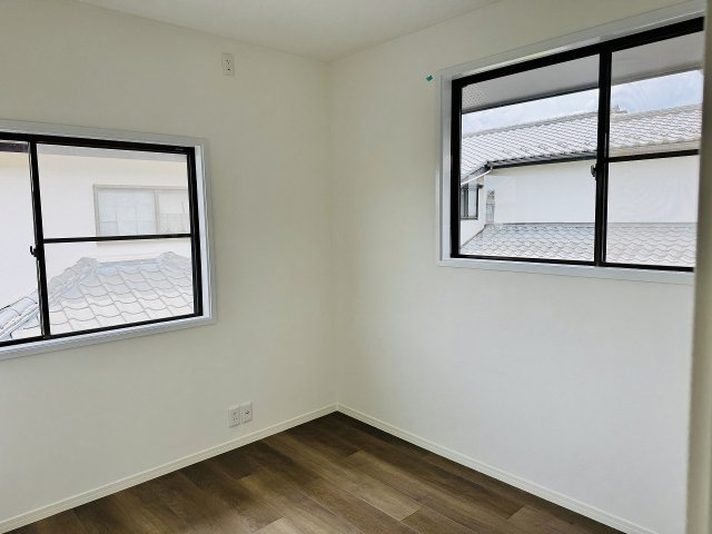 ～2階4.5帖の洋室　2面採光で明るく風通しの良いお部屋です～