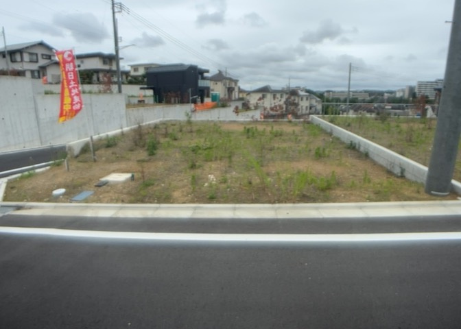 土地の形が極端に長細かったり、狭小地、あるいは道路との高低差がある傾斜地だった場合、後々売ろうとしても買い手がつかない場合もあります。後々、売却することになった時に価値の下がらない土地を選びましょう。