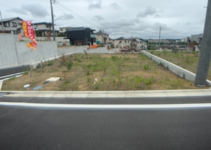 土地の面積＝住宅面積ではありません。建ぺい率の問題などで、土地のある場所によって住宅を建てられる面積は限られています。高さもしかり、「土地」という言葉の中には、建築条件も含まれると考えておきましょう。