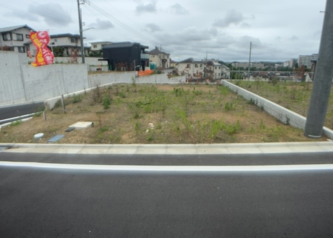 家を建てる場合、方位は要チェックです。現実的に日当たりのよい家ならばリビングは南側、建築基準法でも北側に当たる家への配慮は求められています。土地を見学に行く際は、方位磁針を持って行くようにしましょう。