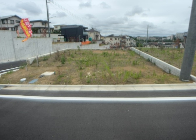 土地を買う際、住む地域の自治体や福祉の補助制度にも注目してみましょう。子供や老人の医療補助やゴミ出しのルールなど、自治体によってルールに大きな違いがあるため、暮らしやすい土地で判断するとよいでしょう。