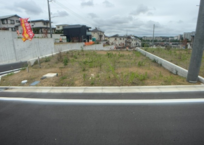 土地の前の道路に消火栓が設置されていることがあります。この場合、道路交通法第45条第1項により、駐車禁止の場所が指定されています。そのため、車庫などの駐車スペースをつくることができない場合があります。