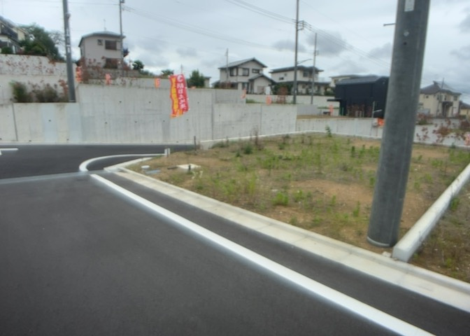 現地に行くなら、物件の周囲の地形がどうなっているかを見ることも大切です。周辺より低くなっている土地では、大雨などで水が集まりやすいため、地盤が弱くなっているということも考えられるため、注意が必要です。