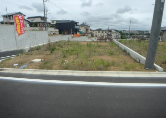 隣家の土地はどうなっているのか、生活利便施設が近くにあるのか、学校まで近いかなど、お客様のライフスタイルにあわせたイメージが重要です。また、近くにあると困る施設が近くにないかも確認するといいでしょう。