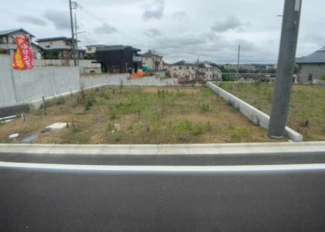 土地購入を検討されている場合、境界杭がない状態で購入してしまうと境界確定測量をする必要があり、費用がかかります。購入の前に、売主、隣土地所有者立ち合いのもと境界を確定し境界杭を設置するのがベストです。