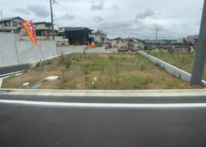 人が暮らすうえで日光は大切な要素となります。日当たりの良さは譲れないポイントですね。併せて近くに大きな建築物の建築予定がないか、あるいはそれが可能な土地が近くにないか事前に確認することもお勧めします。