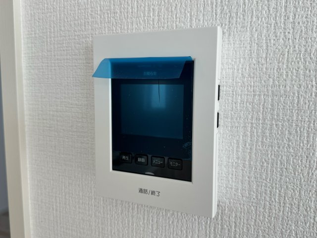 来訪者を映像と音声でしっかりと確認できる、安心のTVモニター付きインターフォンです。ご不在時の来訪者も記録できるため、小さなお子様のお留守番時や防犯面でも心強い、安心・安全な仕様となっています。
